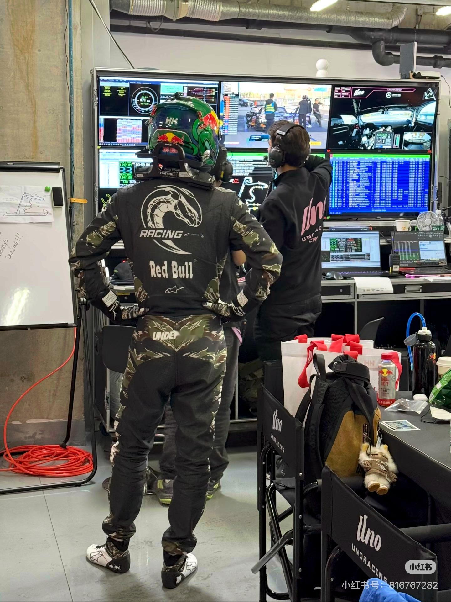 咋这么萌啊 叉叉王一博