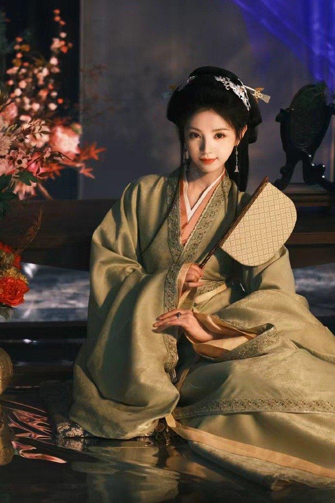 田曦薇嫁金钗三套妆造物料 田曦薇嫁金钗三套妆造物料，赤衣如火素衣如水红裘披身，每