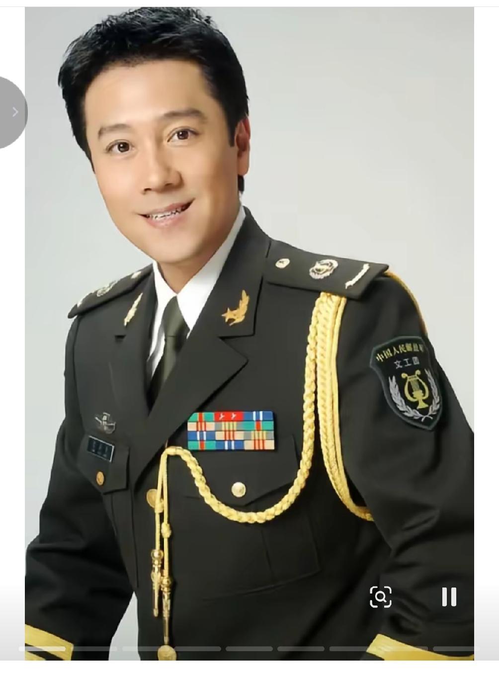 怎么感觉蔡国庆咋和蔡明长得那么像啊？一首歌唱红一辈子的蔡国庆，以前挺漂亮的，最近