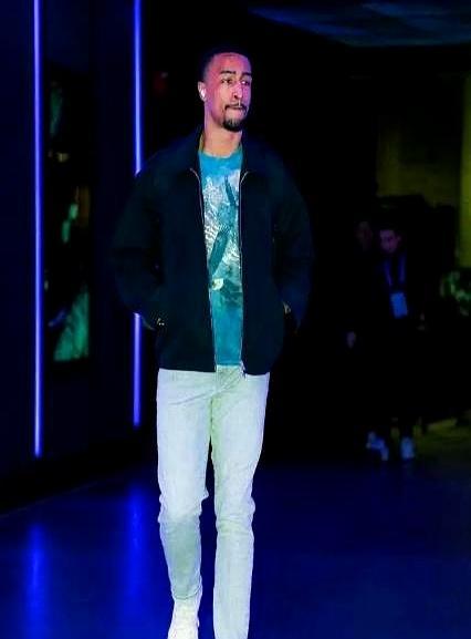 只拿11分，却把约基奇防得没脾气，这哥们才是快船的真大腿。
 
全场都以为快船要