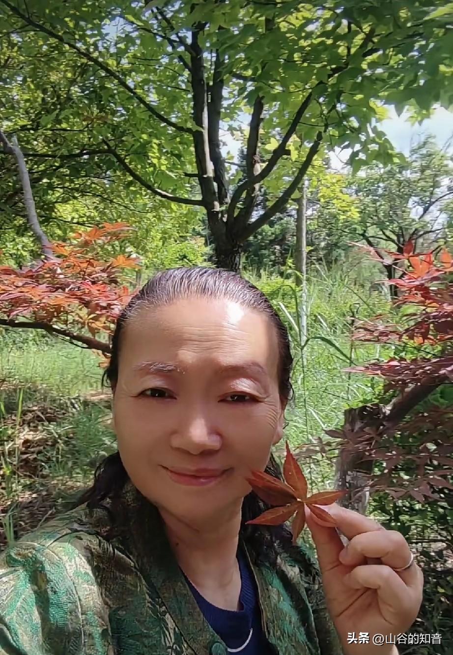 儿子教唆儿媳冷待亲妈逼其回老家，最凉不过人心
 
婆婆出门买菜时，下到一楼，才发