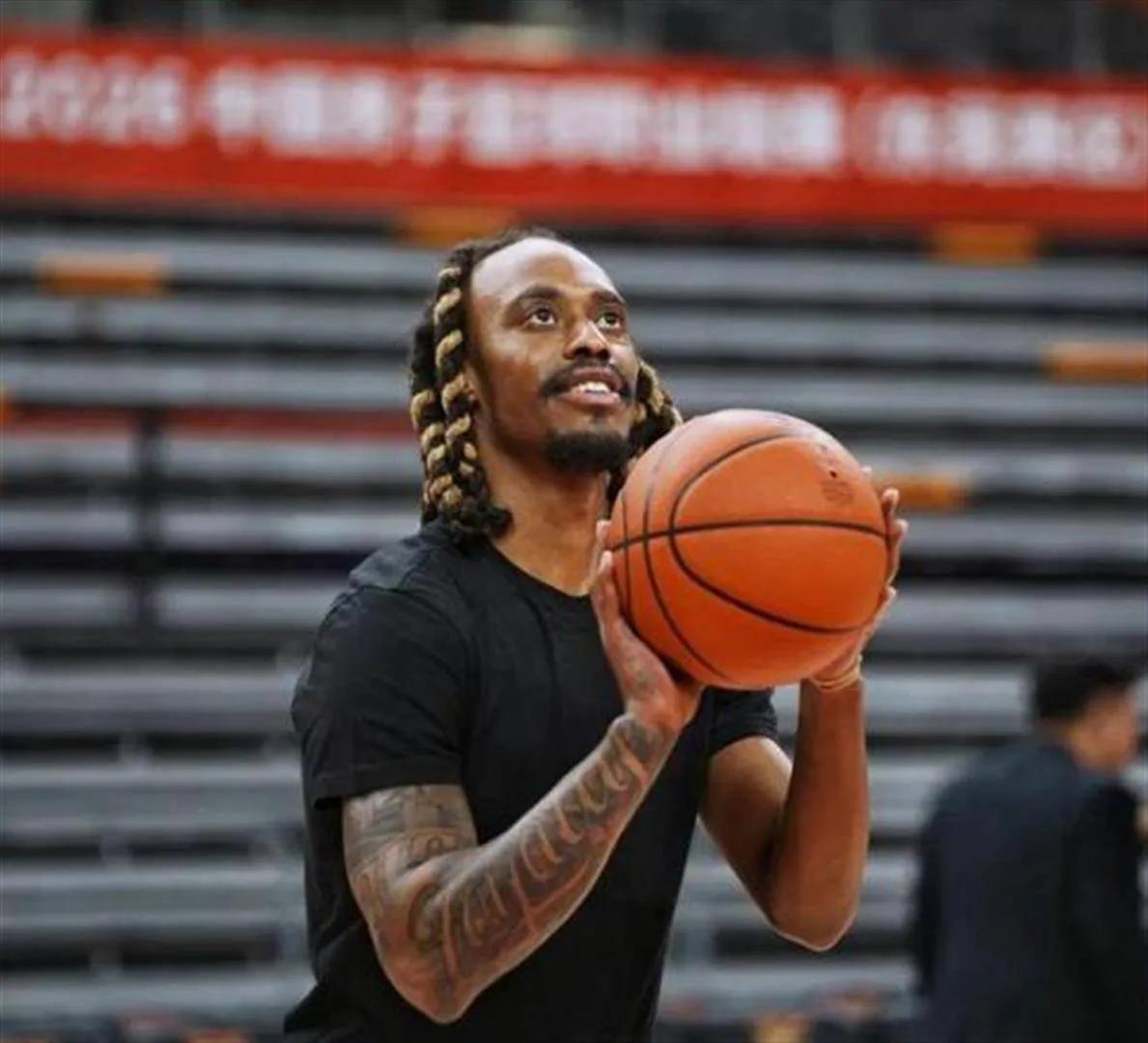 麦考尔没有随队去北京icon！
今天下午13点左右，杜锋icon带领广东男篮球员