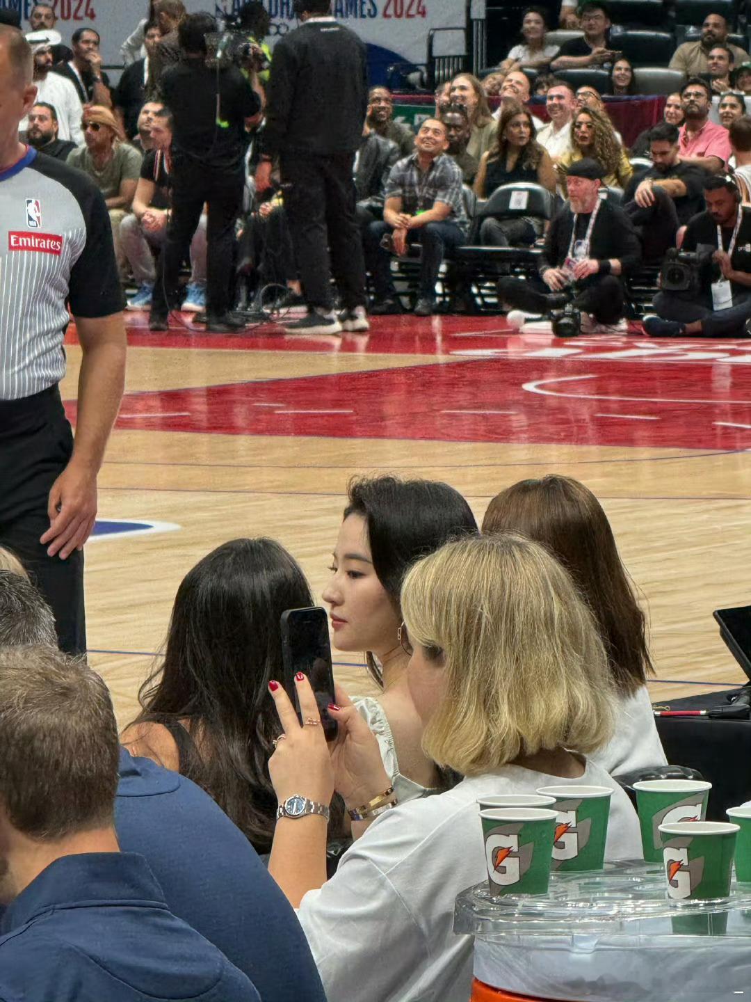 #刘亦菲阿布扎比观赛NBA##刘亦菲[超话]#哇真的是她啊！这个皮肤可真好[打c