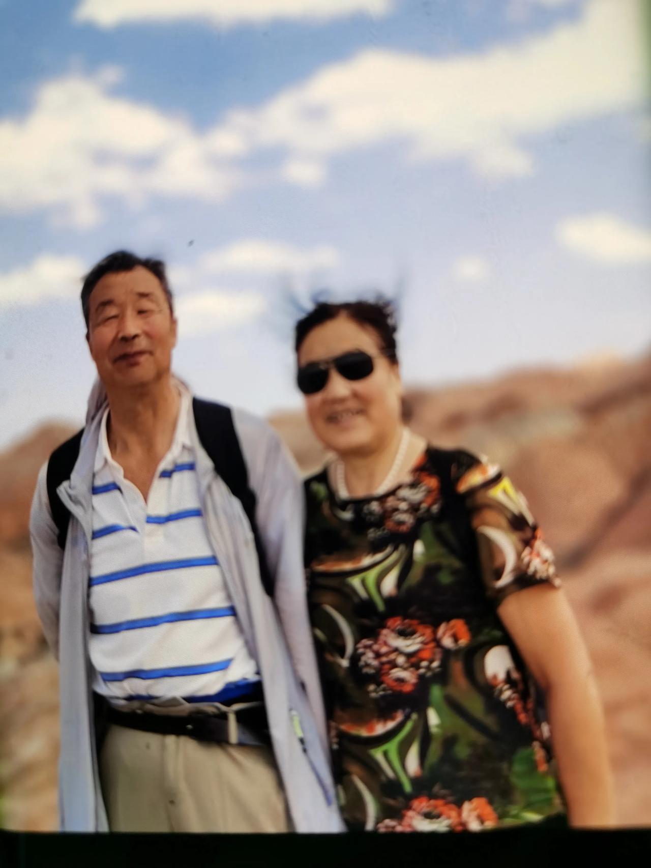 老伴今年七十岁。昨天回村看她哥。她嫂十年前我去世了。她父母亲也都在五六年前先后去