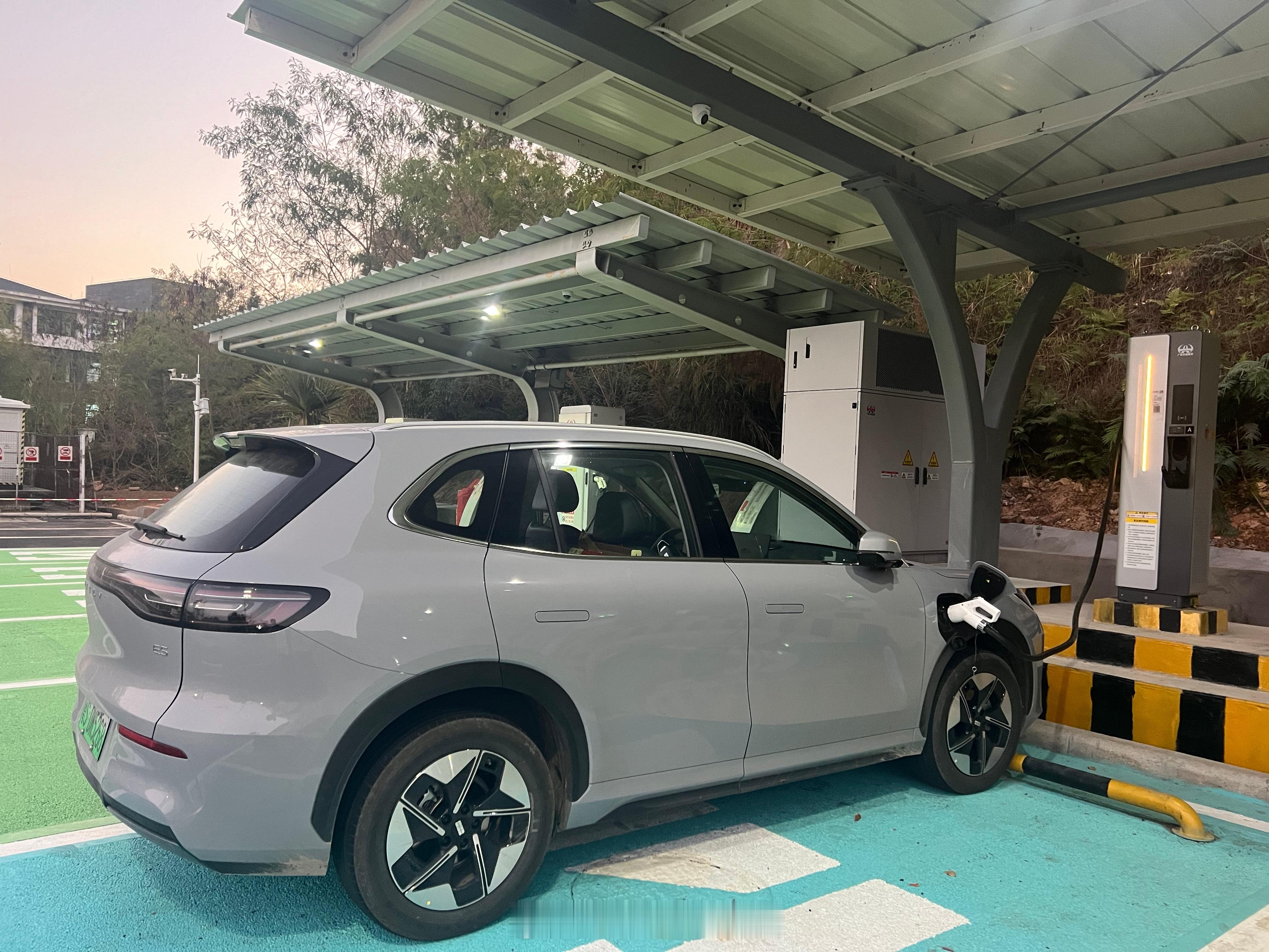 过年没有一台新能源是歇着的吉利银河 E5 是被表弟征用广西回来路上补个电E5 的