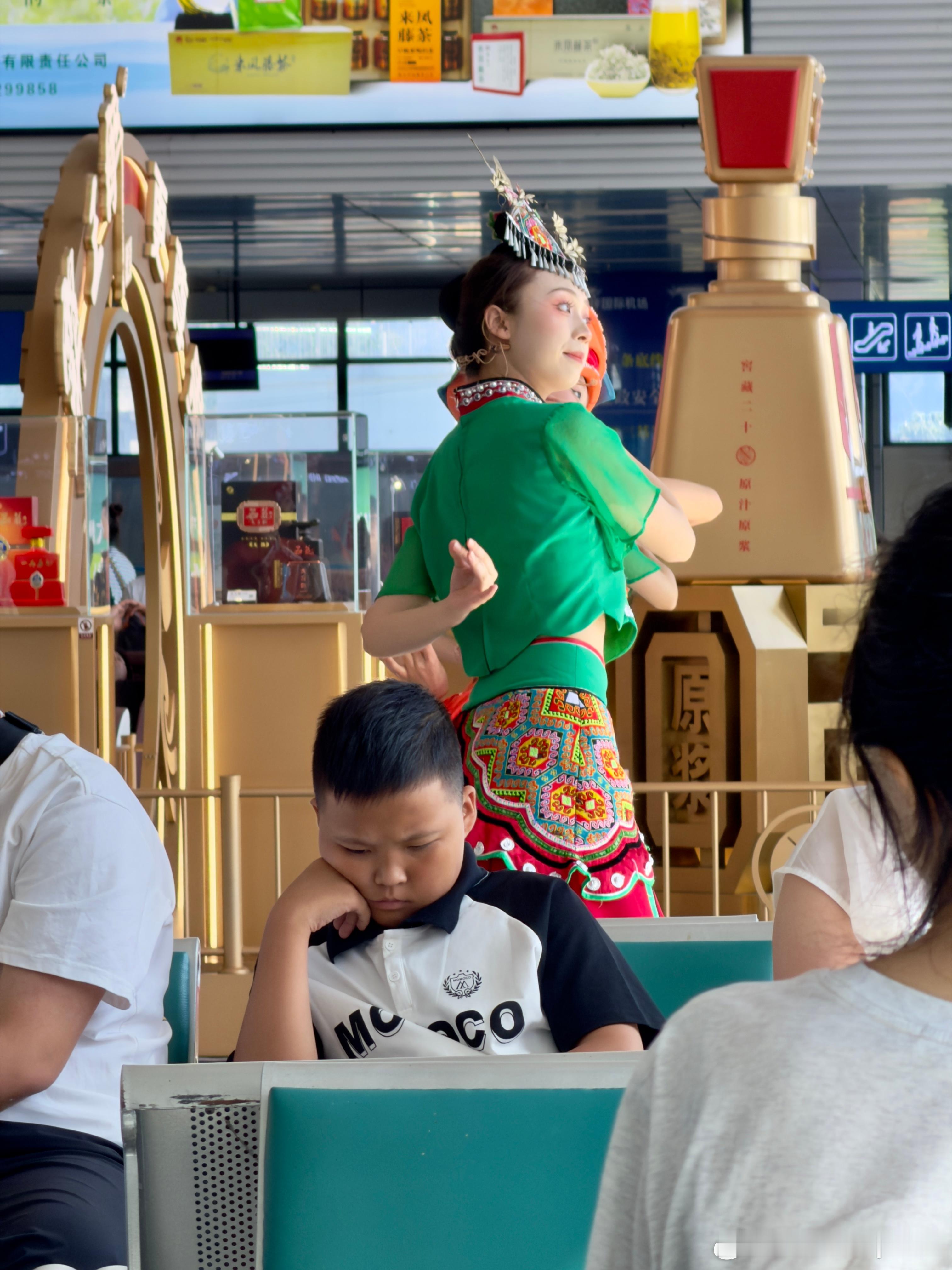 等飞机 有点闲 恩施机场有土家歌舞表演，很有趣但音乐盖住了机场广播，有安全隐患表