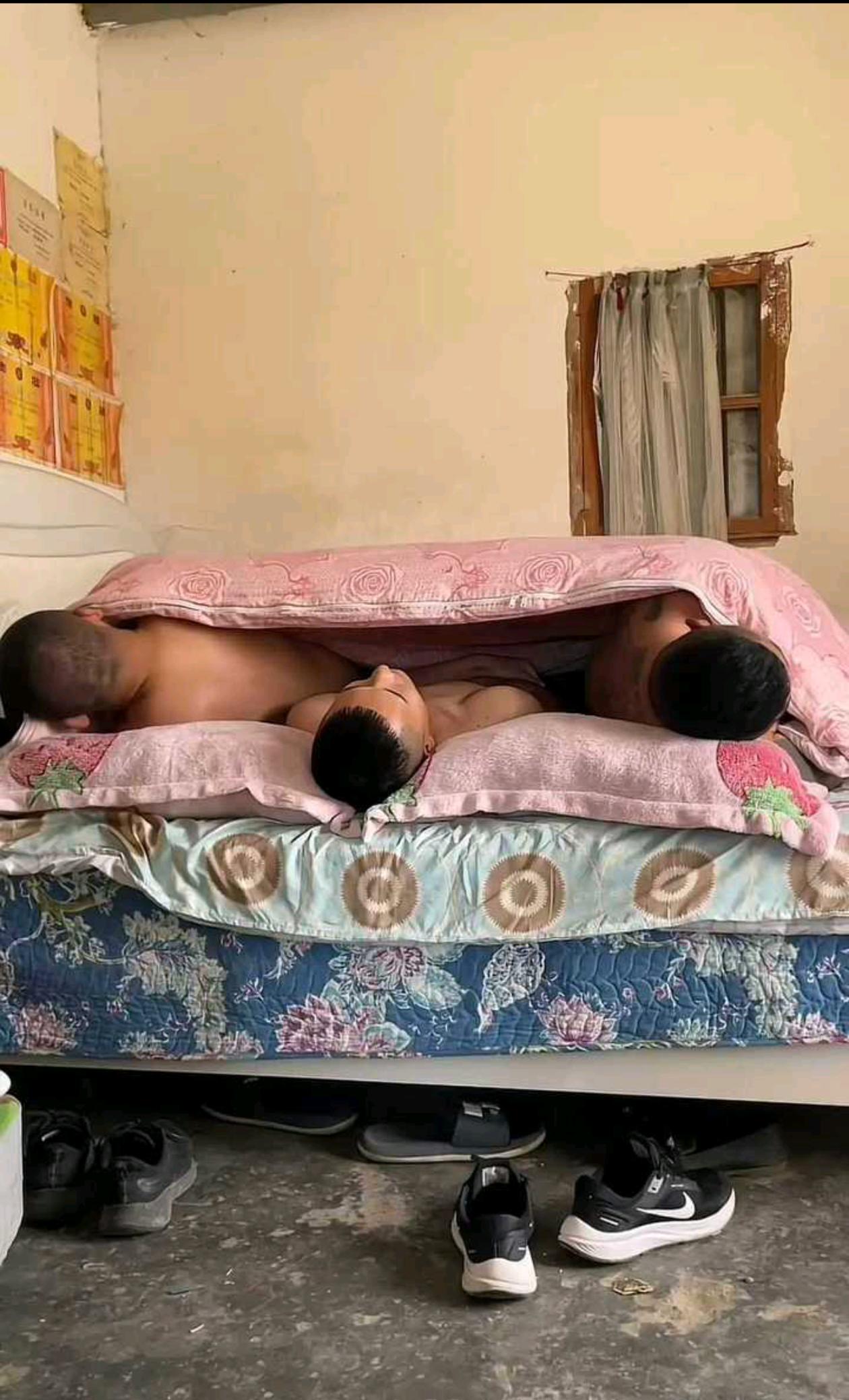 睡通铺千万不能睡中间
要不然就这样