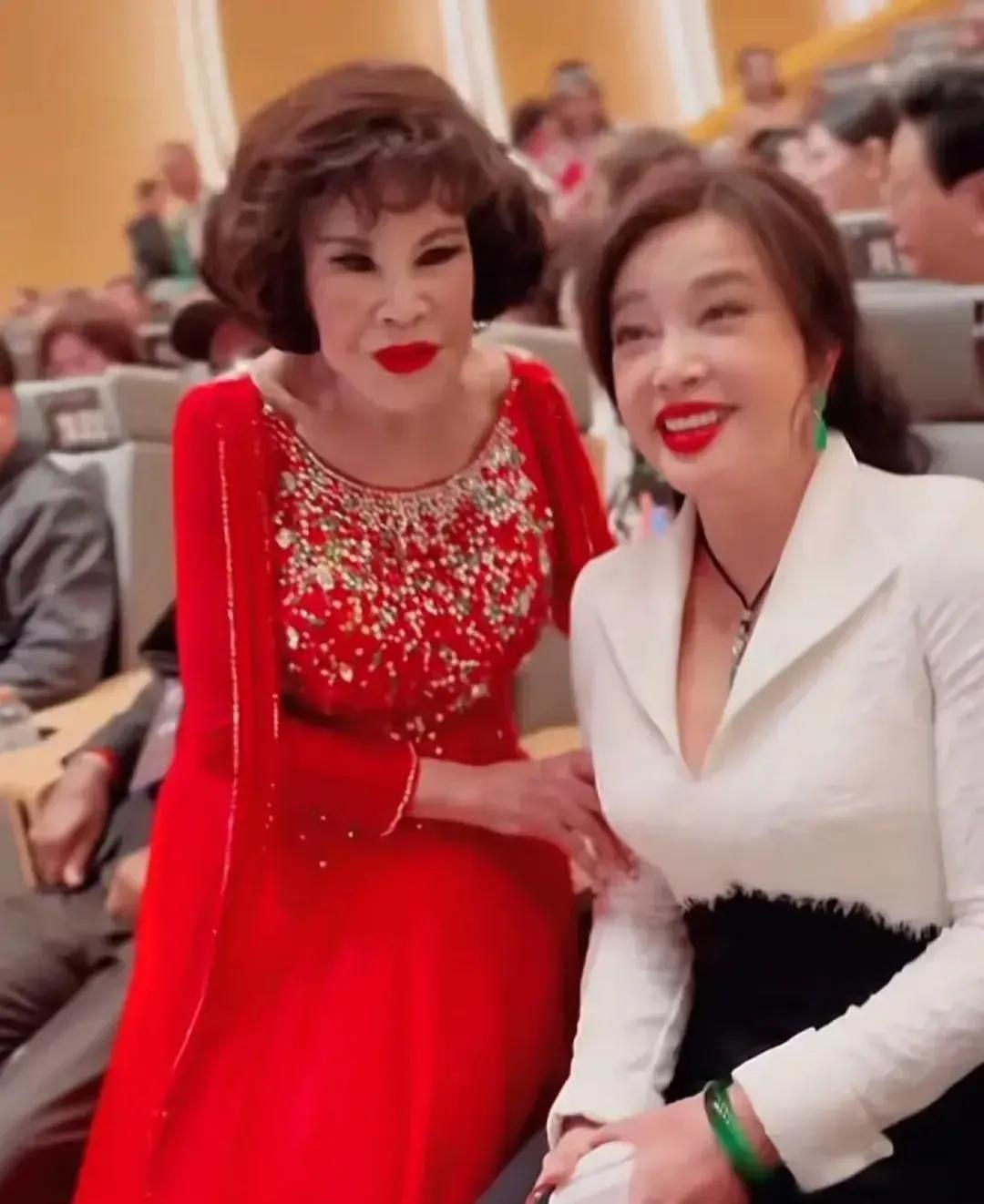 74岁刘晓庆和90岁黄夏蕙合影，这画面太震撼人了，这俩人要是演个鬼片都不用化妆了