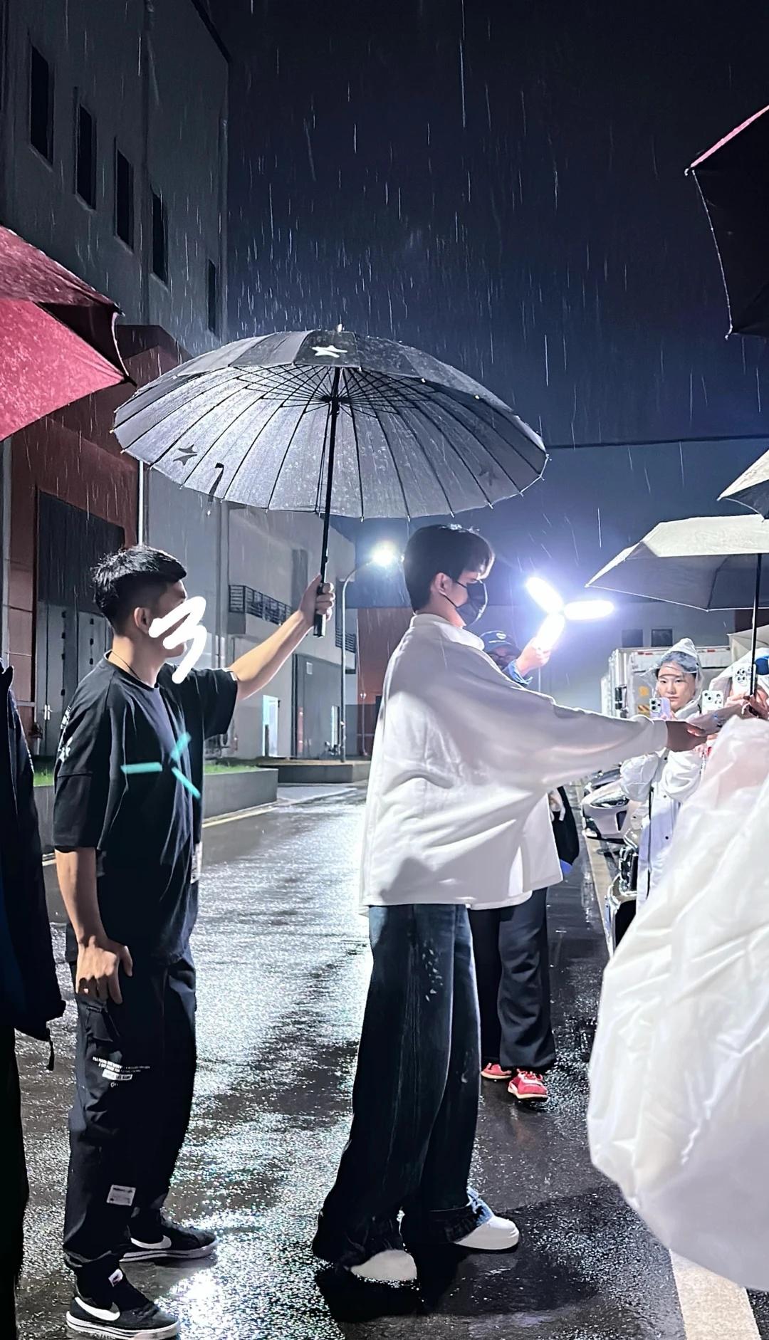 就是这么好！！下大雨都要收信的嘉瑞呀
好想念😭田嘉瑞 嘉竹桃