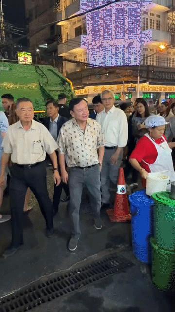 泰国首富他信带头到泰国大街上吃大排档，不带保镖，也不带侍从，主打亲民和实在。泰国