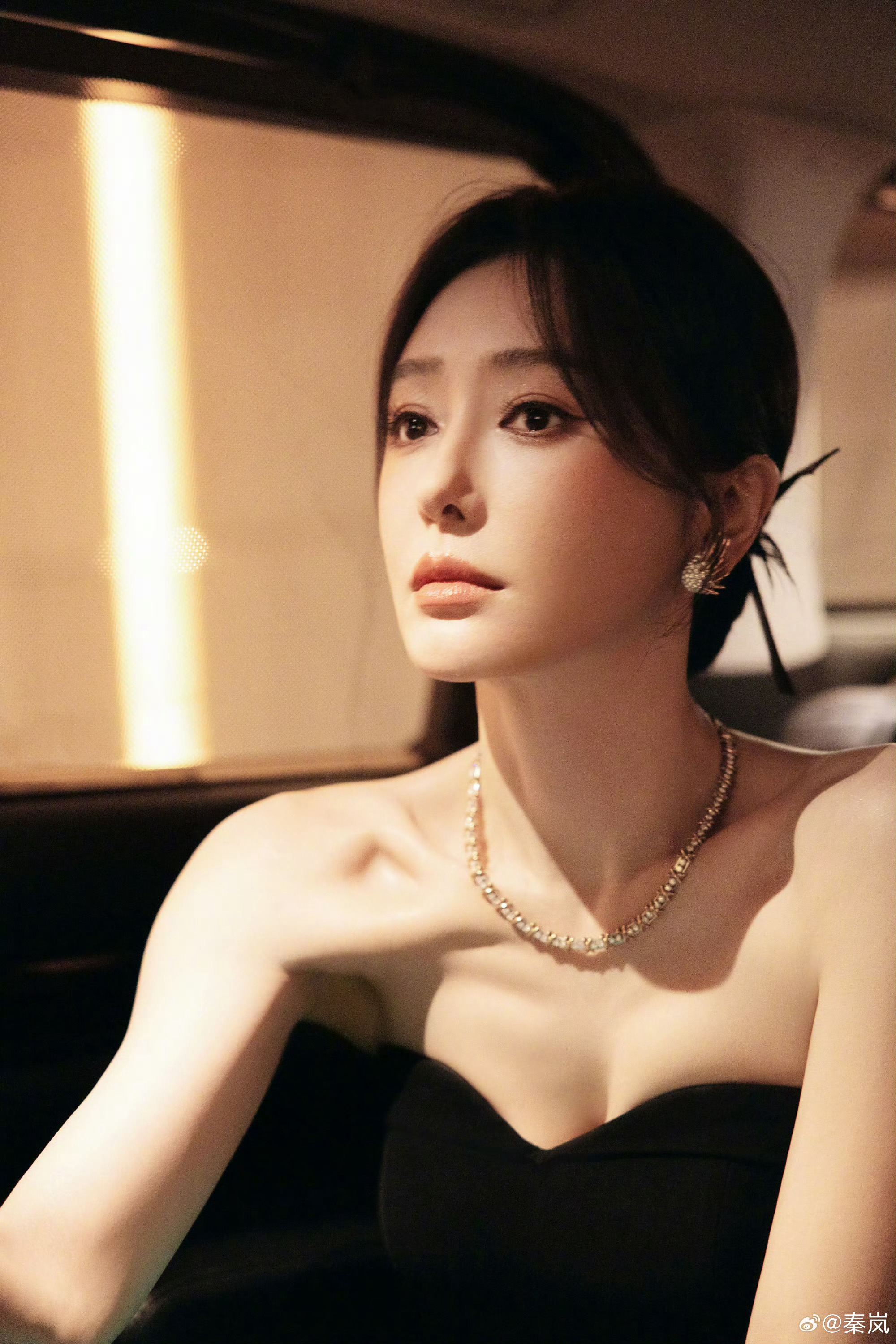 秦岚拿两个垃圾桶泡脚秦岚泡脚一脚一个垃圾桶 谁被秦岚可爱到了！节目里贴心给大家安