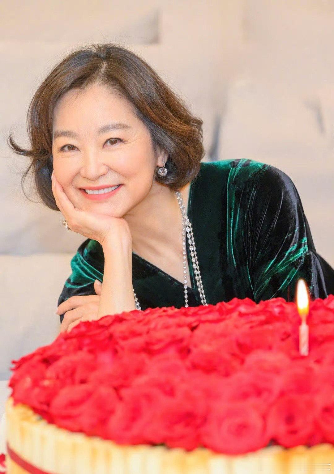 #林青霞晒70岁生日照#林青霞发文庆祝自己的70岁生日照！这也太美了吧，这就是我