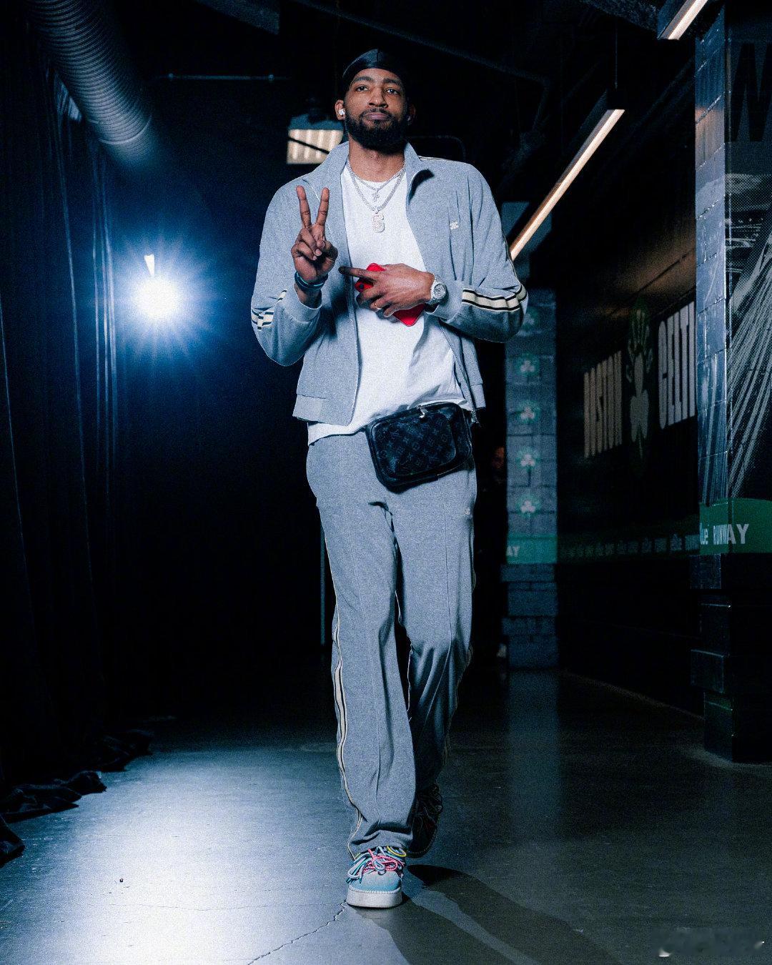 祝福小琼斯早日健康，好好养伤吧！残旗雄关漫，将军何时归？ 