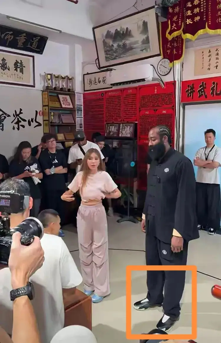 哈登中国行，在活动现场身穿一身唐装，打起了咏春拳。哈登中国行 ​​​