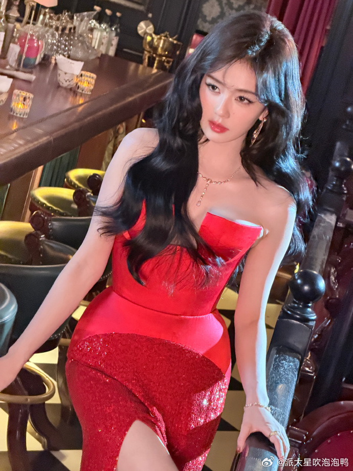 白鹿带着李佩仪参加微博之夜带着李佩仪参加微博之夜的白鹿瞬间对唐宫奇案充满期待，演