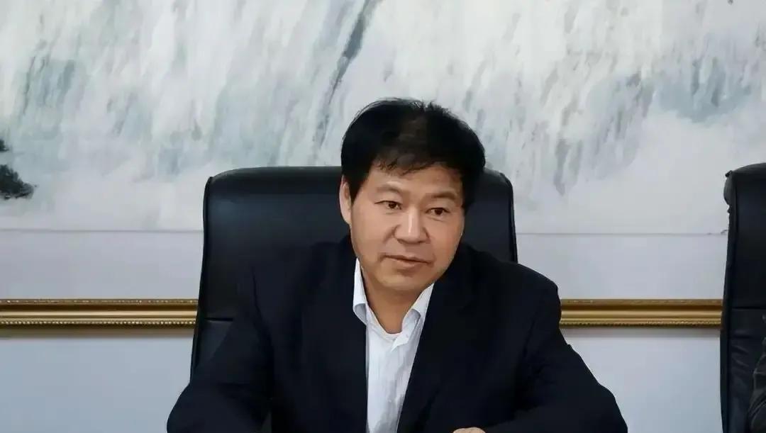 把三个女儿送进监狱后，蓝翔校长再送前妻入狱，却被前妻揭老底！
蓝翔“教父”家族真