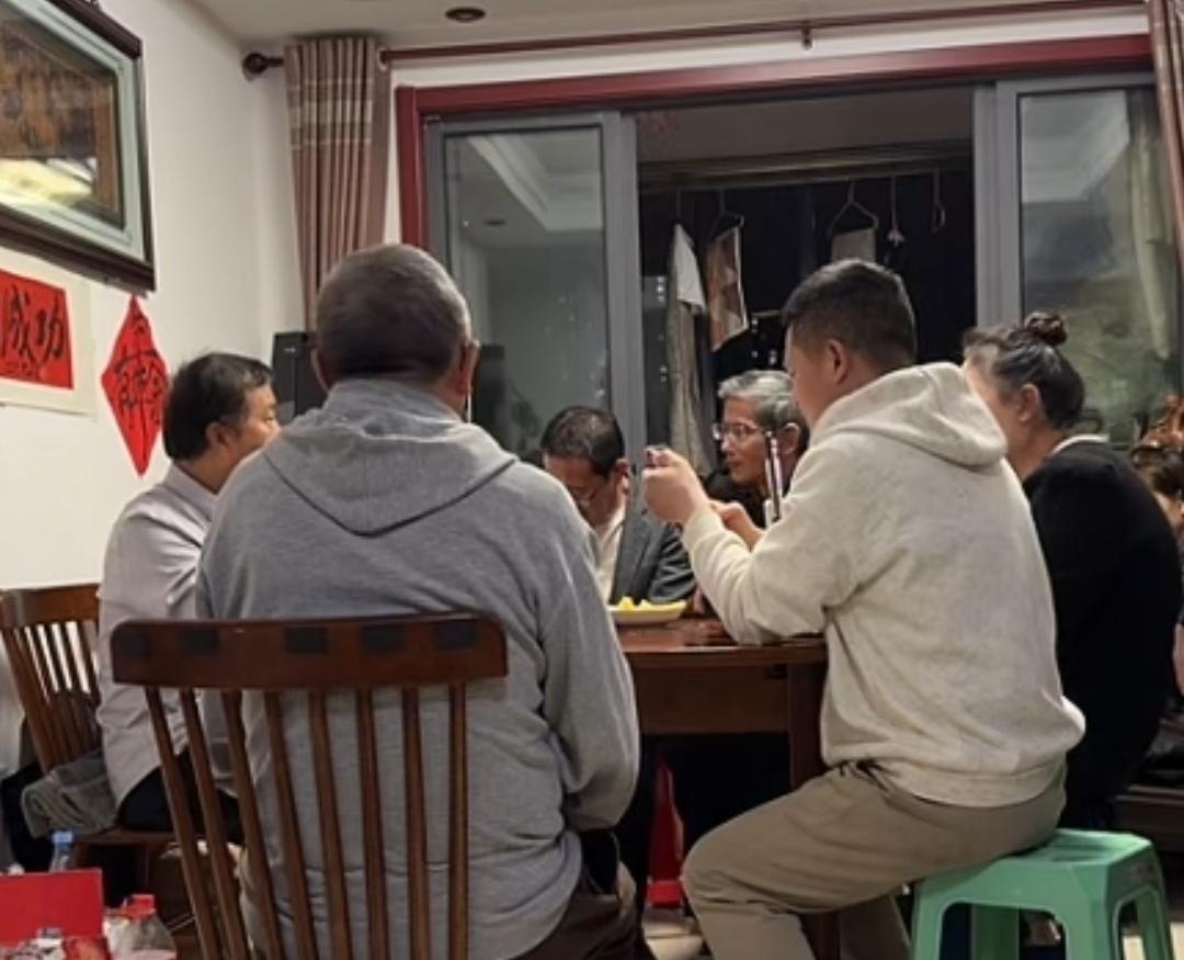 沈巍又好多天没有回家了，一堆人在等他见面交流，向他讨教学问，向他送礼物。
可他却