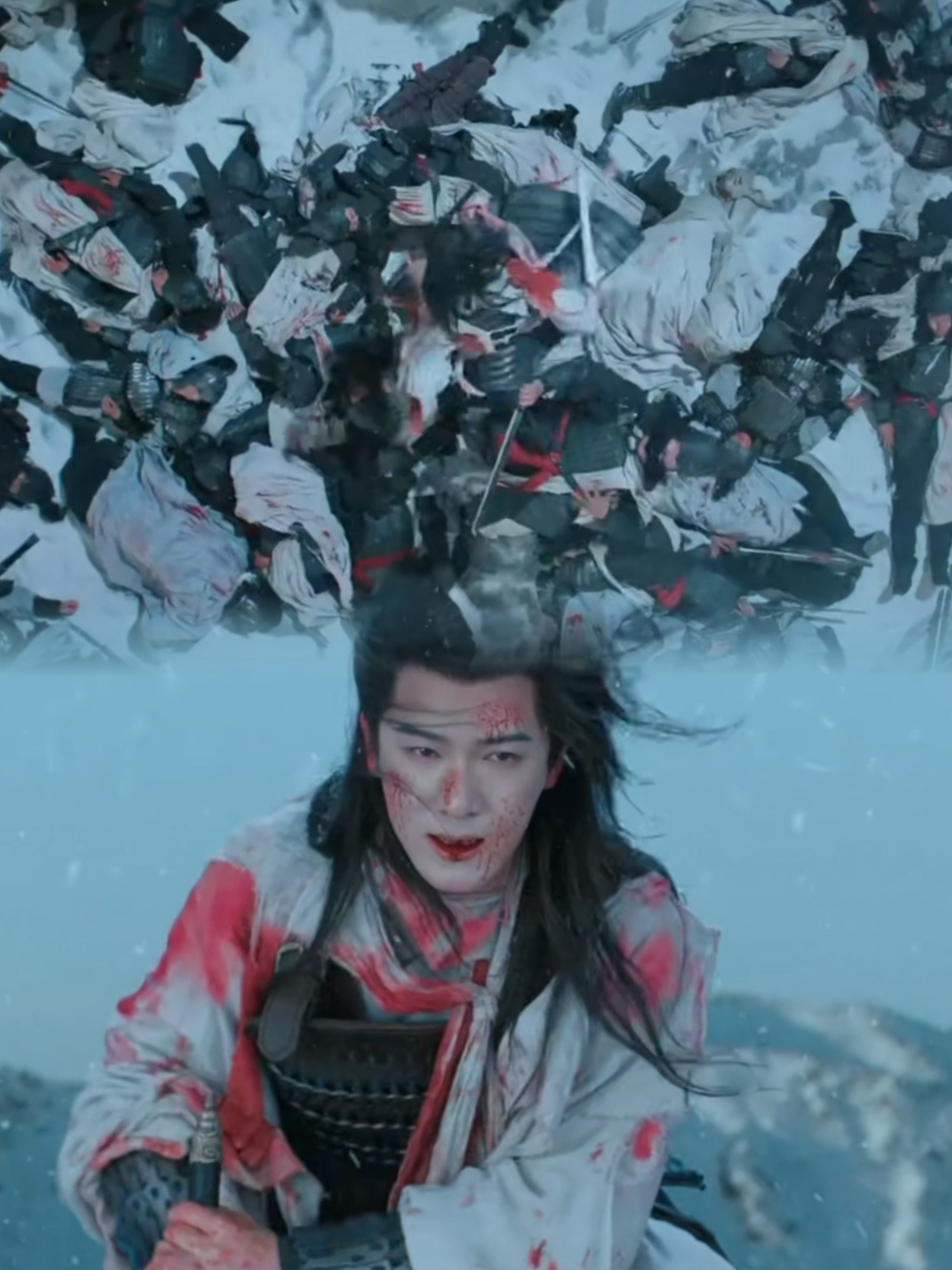 李昀锐冰湖重生名场面冰湖重生第1集1分31秒 李昀锐尸山之上的登场太绝了，一身战