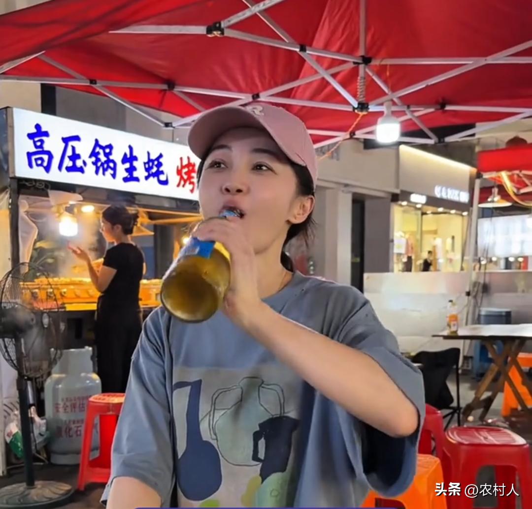 姚笛回到老家深夜独自坐在夜市撸串，一身简单休闲穿搭。直接对着酒瓶小酌，曾经凭借童