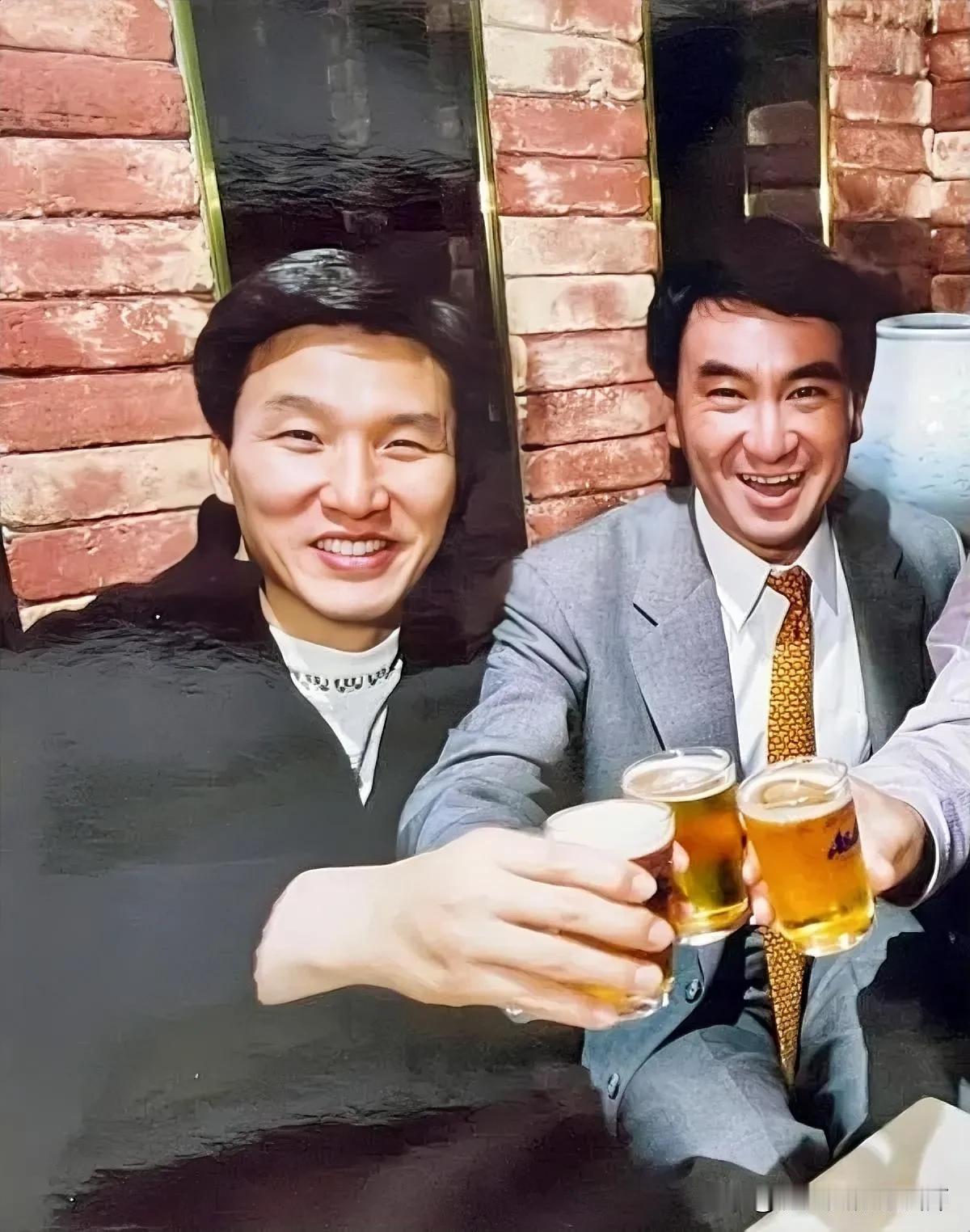 当年，河野太郎与现任韩国总理金民锡在一起！河野太郎在美国留学期间，曾被韩国前总统