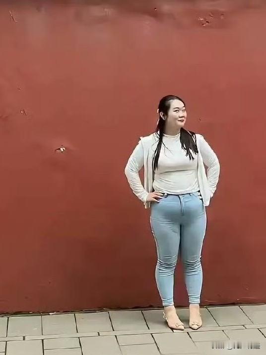 姑娘长得挺可爱的，就是这身材有点搞笑！