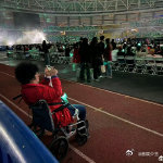 #华晨宇给特殊粉丝提供最佳视角# 华晨宇的贴心行为，为特殊粉丝打造最佳视角，让人