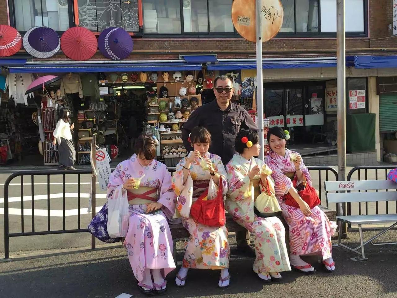 和国人讲日本东京街头无垃圾箱，被怼，可我是真的没找到啊！