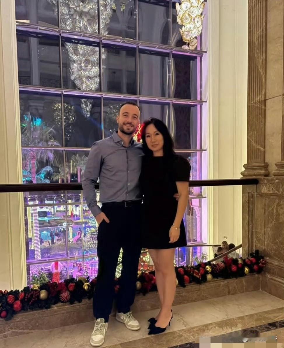 来自西蒙·高茨和老婆的新年祝福✨
告辞哥的老婆比他大11岁，祖籍是温州的 ​​​