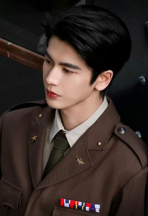 一位小女孩追《逐玉》入迷，被张凌赫饰演的角色圈粉，认真许愿：想让张凌赫当自己舅舅