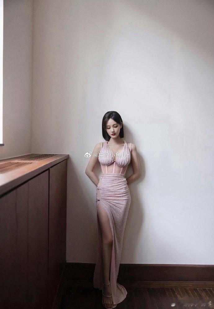 李一桐身材匀称，比例优越，无论红毯礼服还是日常穿搭，都能轻松驾驭，展现出健康自然