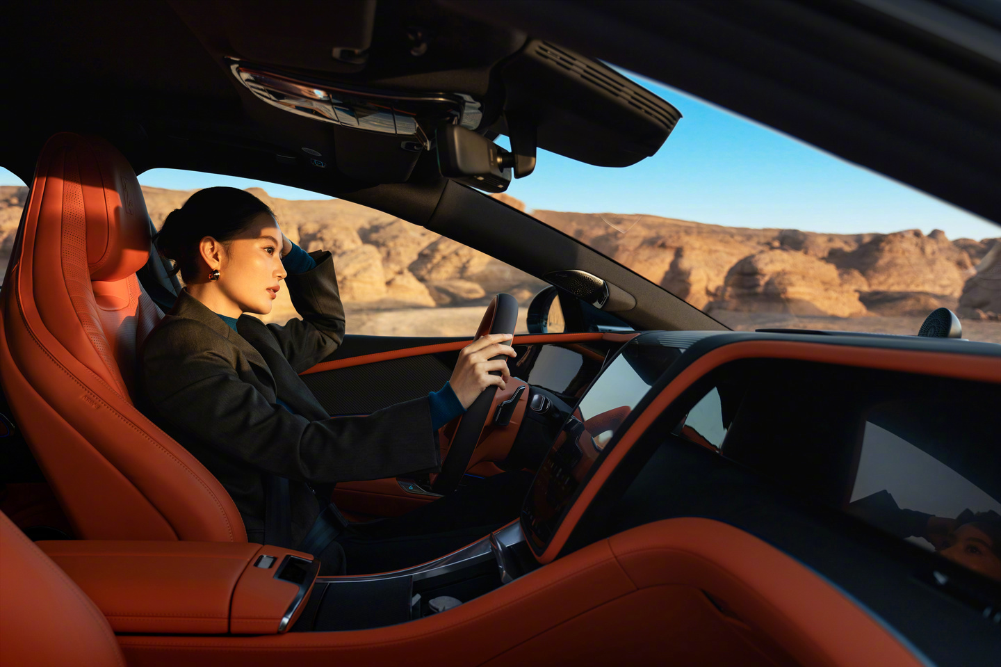 【比亚迪官宣全新“旭光橙”内饰配色，11 月 21 日亮相】今天上午，比亚迪高端