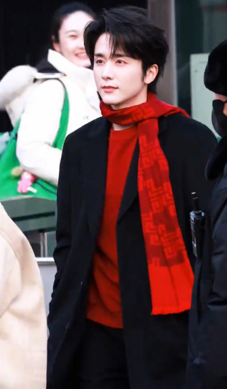 站姐镜头下的张新成站姐镜头里的春晚彩排生图太能打了！一身造型清爽又显贵，气质直接