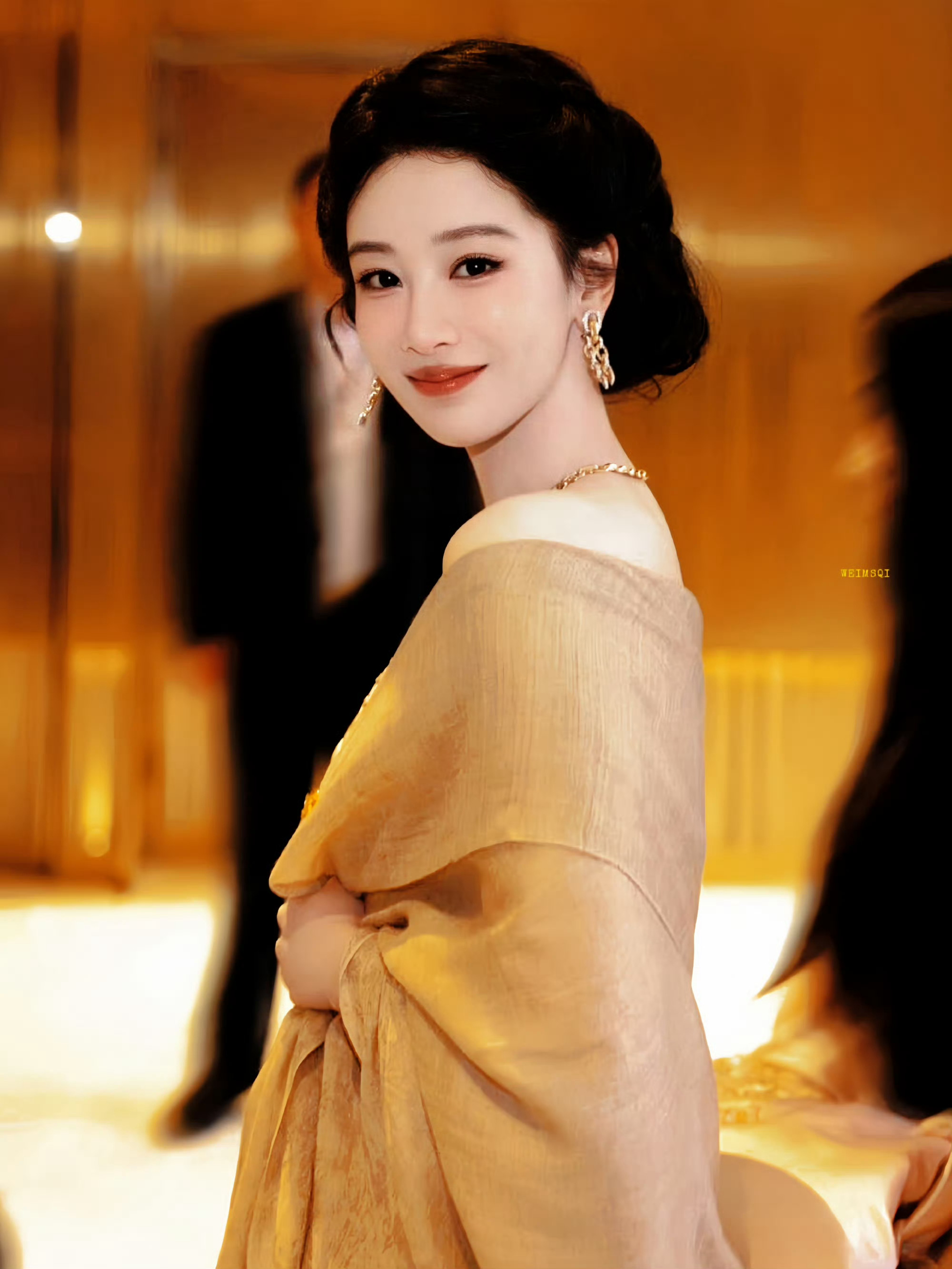 杨紫白玉兰口碑杨紫第一个实至名归，也是众望所归的90后视后这份荣誉来得晚，却格外