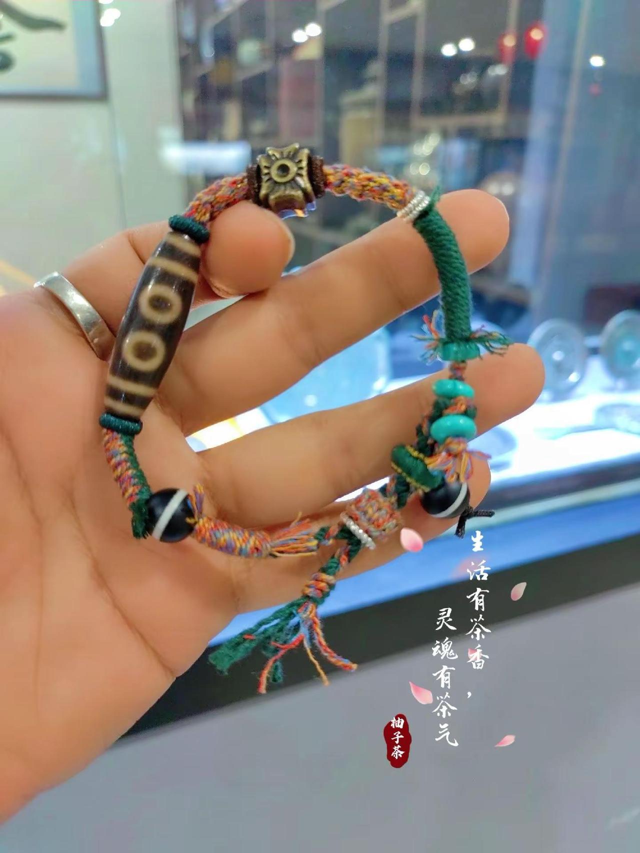 “粗茶淡饭不要紧，朋友散场没关系，兵荒马乱也无所谓，只要你拥有热气腾腾的灵魂，日