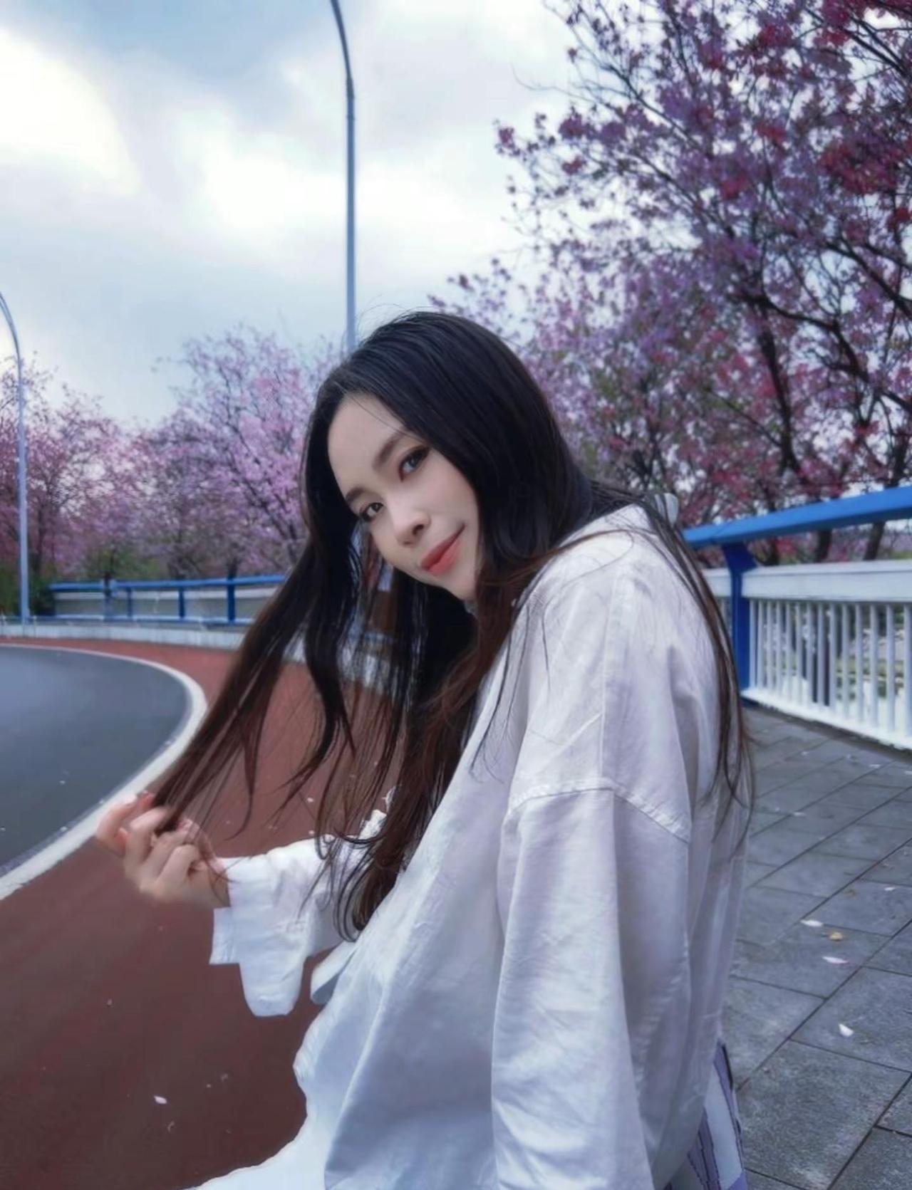 我人生中最熟悉的陌生人，就是这个p图后的我本人随拍 紫荆花盛开 日常 户外随拍