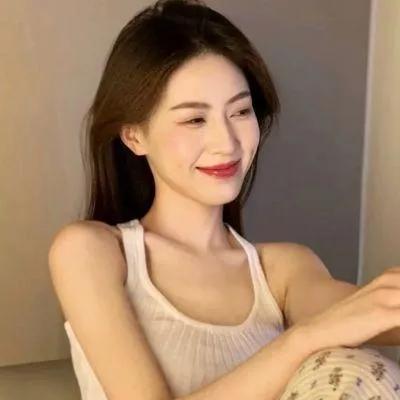 温柔甜美的微笑，自然清新的妆容，简约时尚的穿搭，温馨舒适的家庭氛围。温柔大方的穿