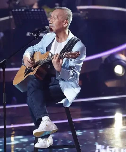 直到他死，我才知道，原来小时候最喜欢的几首台湾歌曲都是他的作品。《迟到》《一剪梅