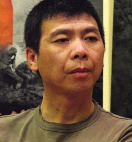 当年，冯小刚开着300万的豪车，回老家看望瘫痪多年的母亲，已经照顾母亲16年的姐