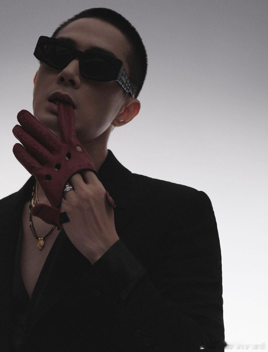 李承铉寸头 谁懂李承铉寸头的杀伤力！歌舞台造型封神，墨镜寸头利落高级，气场强大自