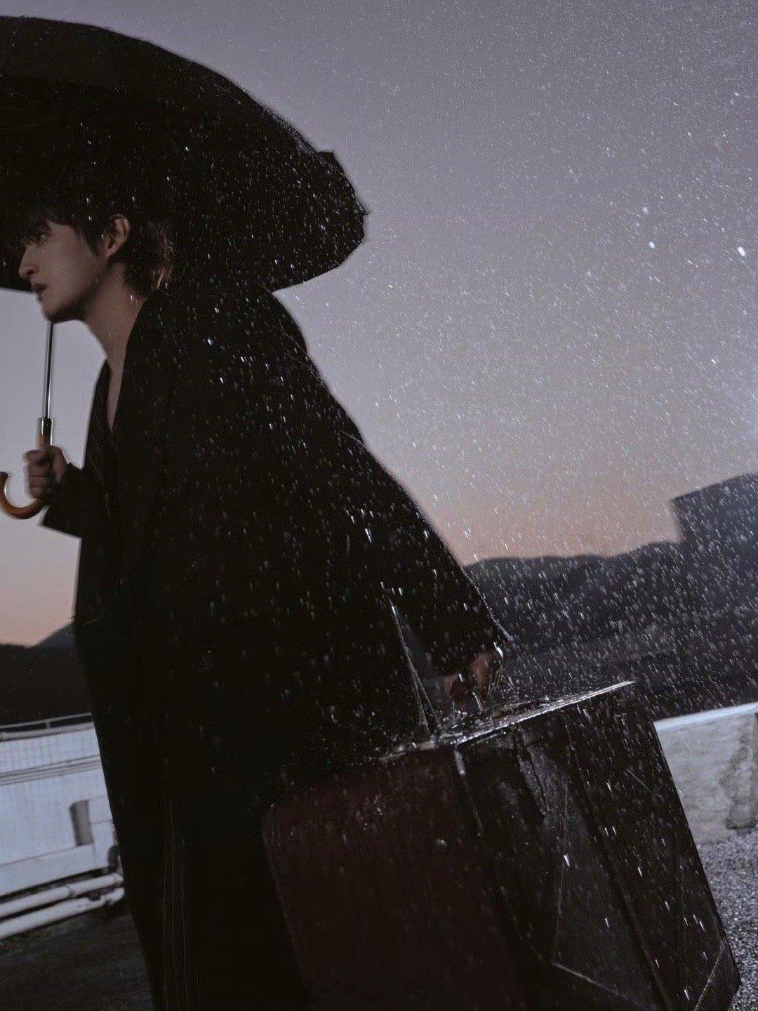 张远提着皮箱去微博之夜 冷雨，黑夜，一身墨色，一只皮箱。他穿过喧嚣，自带寂静的磁