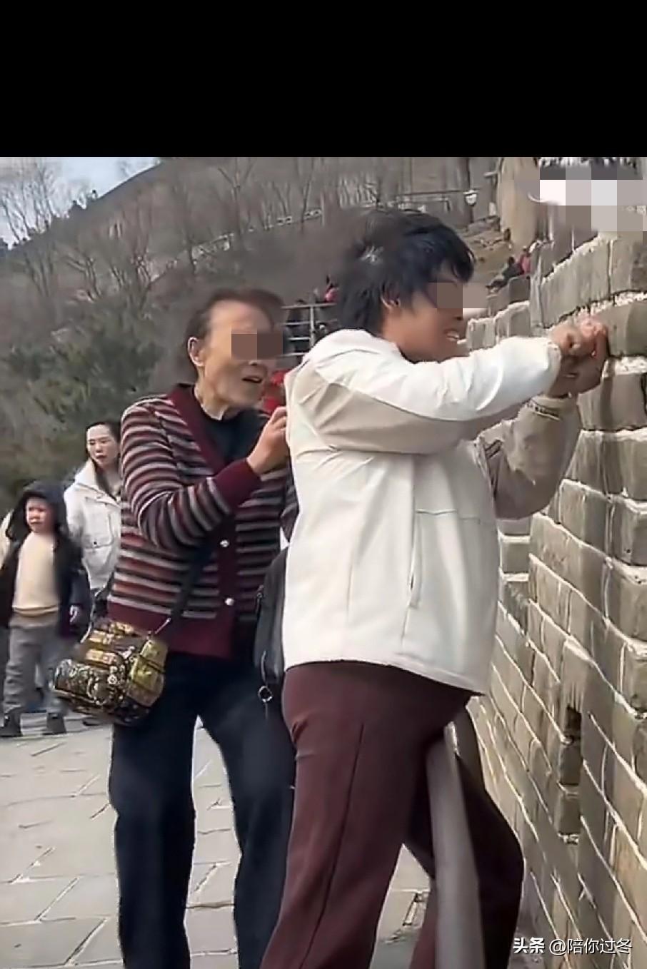 2位女子在八达岭长城刻字被拘留！
这两人真没素质，这下好了，“张某霞”这个名字全