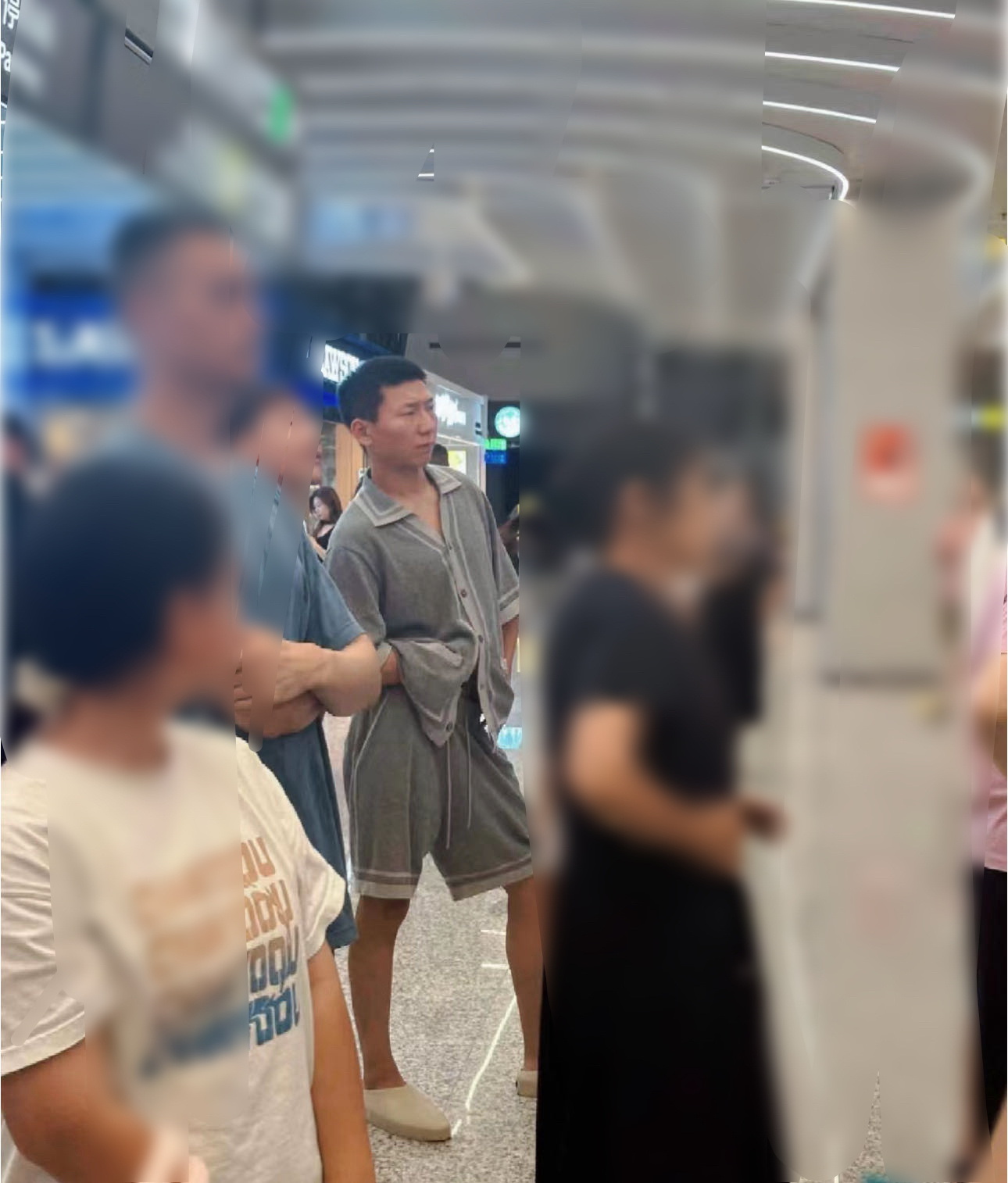 看了好几遍才确认这是阿如那，就这样的我在大街上都得绕着走，幸好阿如那当艺人了[允