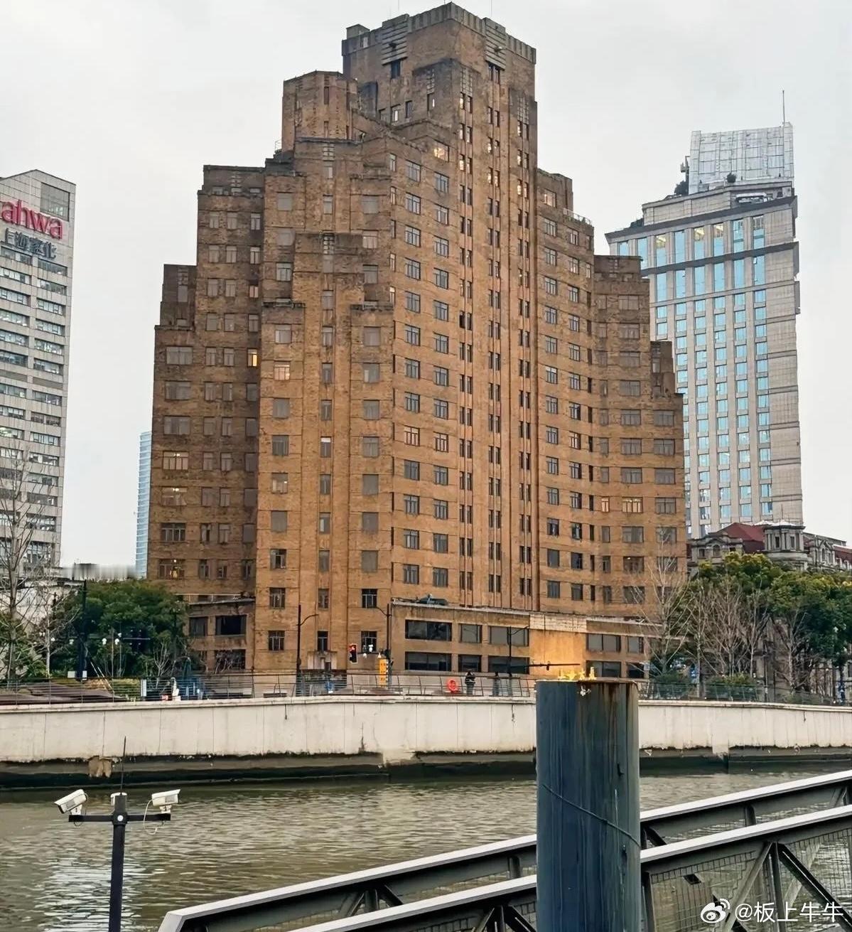炒股之前，先听懂一个故事有一天，村里来了一群商人，在操场上卖货。一天卖的是毛巾，