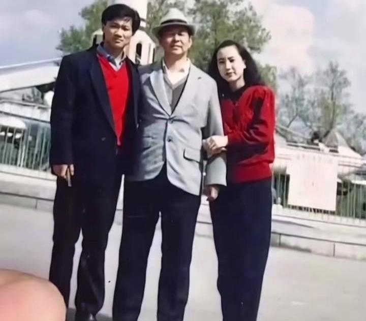 旧照一出，大家先愣了：当年那个清秀小伙，居然是谢广坤本尊。
 
他和孙小雨在长春