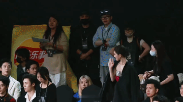 赵露思一进活动内场，满场数不清的目光追随着她，她淡定大气且无畏的迎着这些目光，神