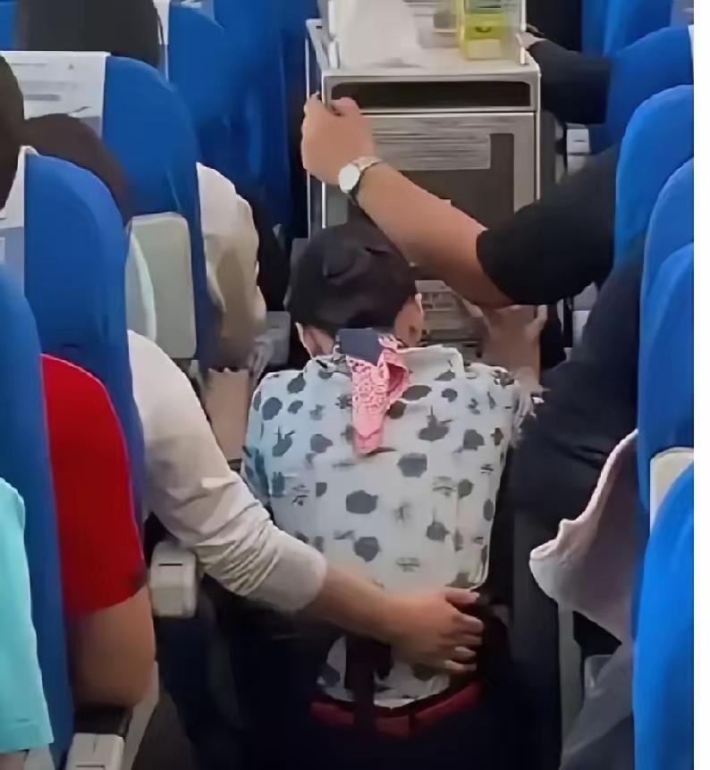 短剧剧情现实上演，乘客逼空姐下跪道歉，这是短剧看多了上头了吧？谁给的勇气敢这样做