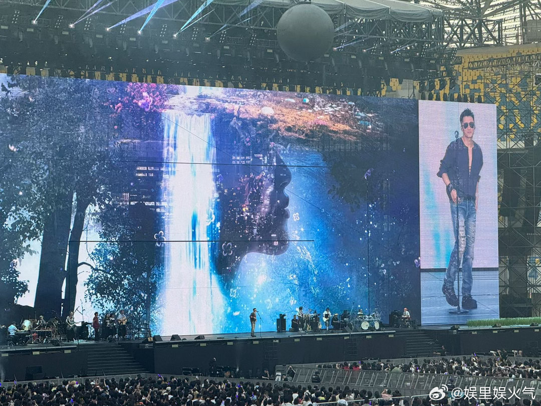 🌟谢霆锋深V开到腰了 西安演唱会太惊喜！谢霆锋深V造型大方撩人，摇滚唱腔爆发力