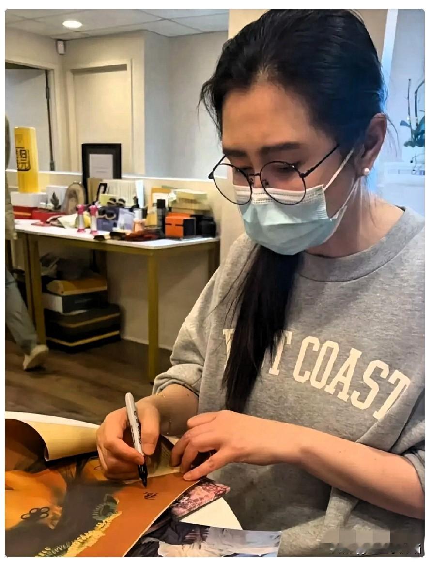 57岁的王祖贤，在台北开了一家艾灸馆。

真没见过这么“怪”的包租婆。

手握两