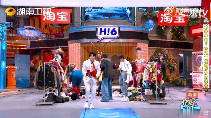 张凌赫上半身基础下半身就不基础你好星期六谁能不爱肩宽腿长还温柔的张凌赫！基础款穿