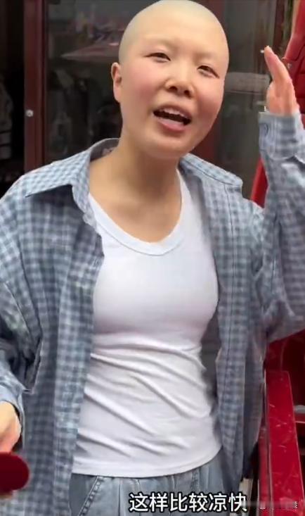 眼泪止不住的流.....安徽一残疾女孩独自在街上卖菜，一男子见她可怜，便花500